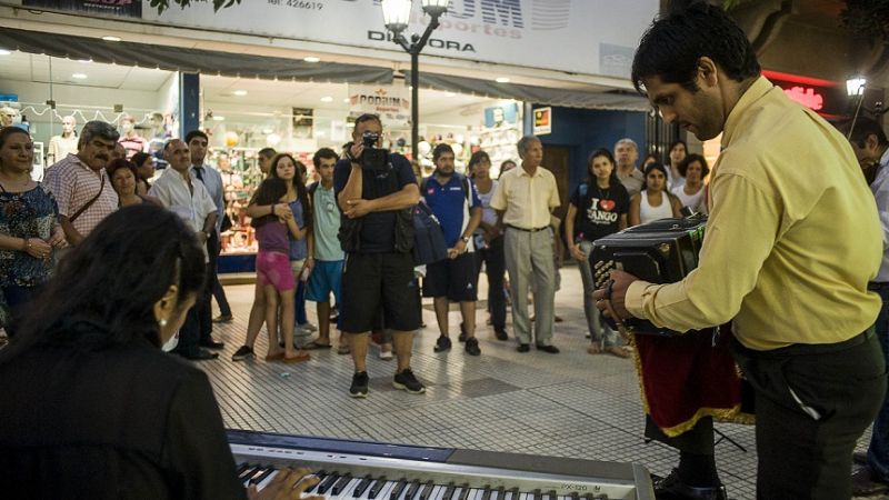 La peatonal, convertida en un improvisado escenario tanguero
