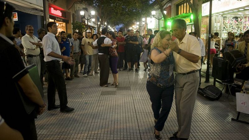 La peatonal, convertida en un improvisado escenario tanguero