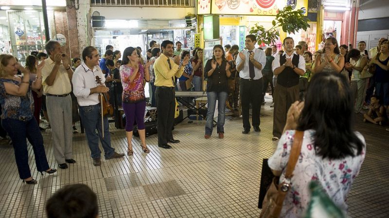 La peatonal, convertida en un improvisado escenario tanguero