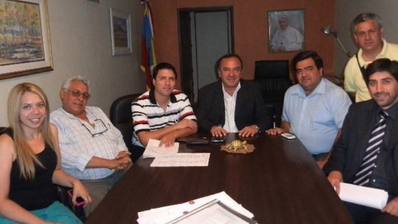 Otorgarán tres sueldos como premio a los empleados con 30 años de servicio