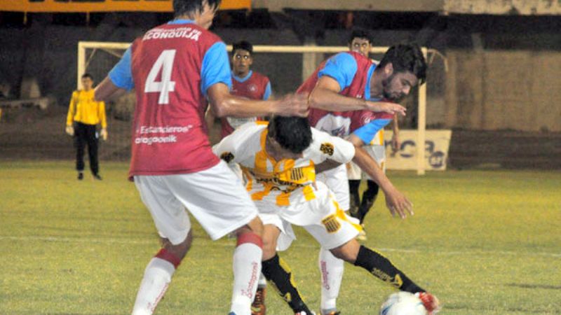 Aconquija perdió 3 a 1 con Mitre, solitario escolta