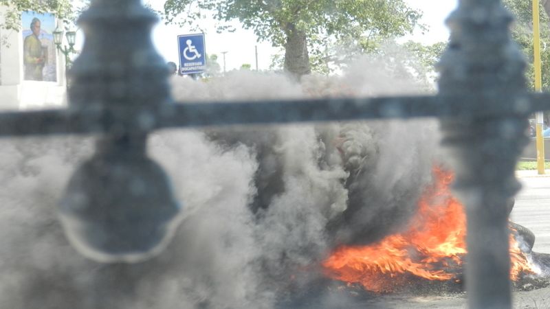 Por quema de neumáticos, empleados se intoxicaron