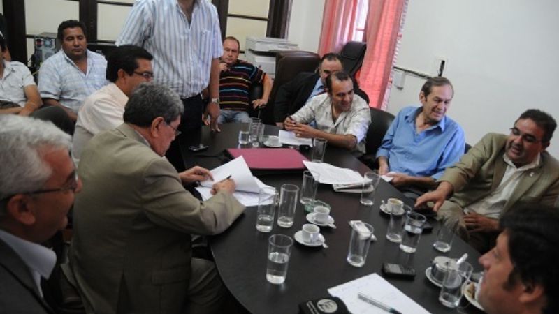 Intendentes piden a gremios \"no adelantar\" discusión salarial