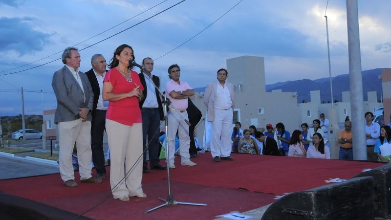 La Gobernadora entregó 30 viviendas en Santa María
