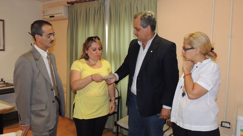 Entregan cheques a la Asociación Achalay