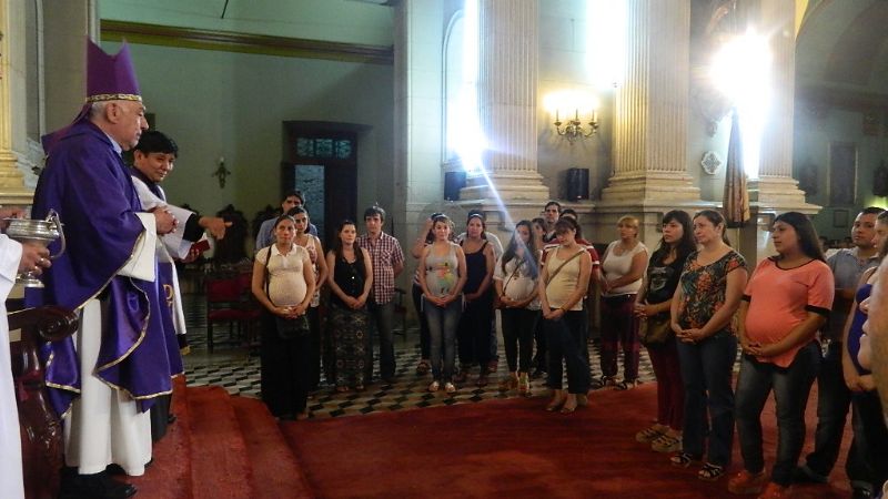 Bendicen a embarazadas en el homenaje de los grupos eclesiales al servicio de la vida