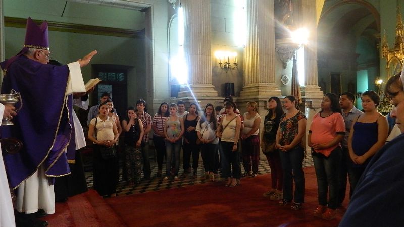 Bendicen a embarazadas en el homenaje de los grupos eclesiales al servicio de la vida