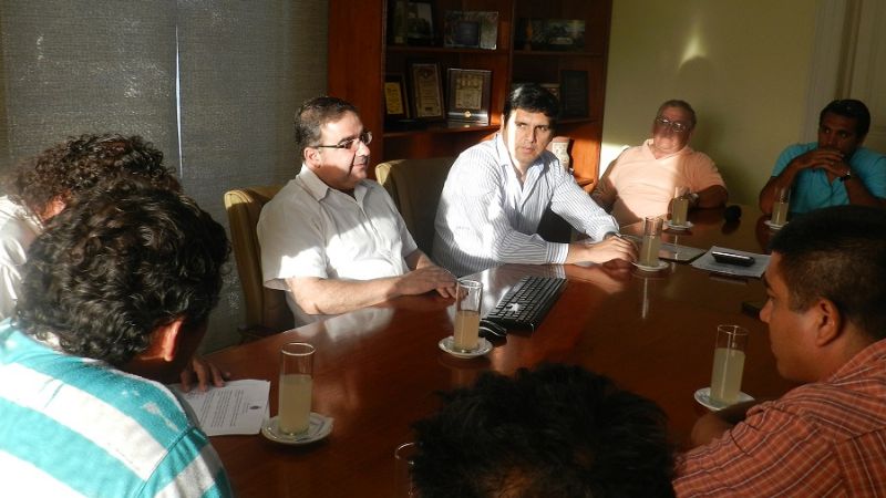 Raúl Jalil firmó acuerdo con representantes de SOEM