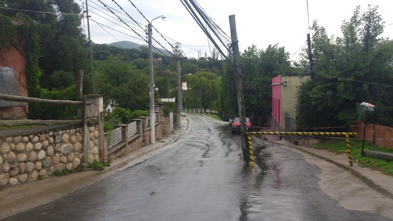 Poste interrumpió pleno centro de El Rodeo