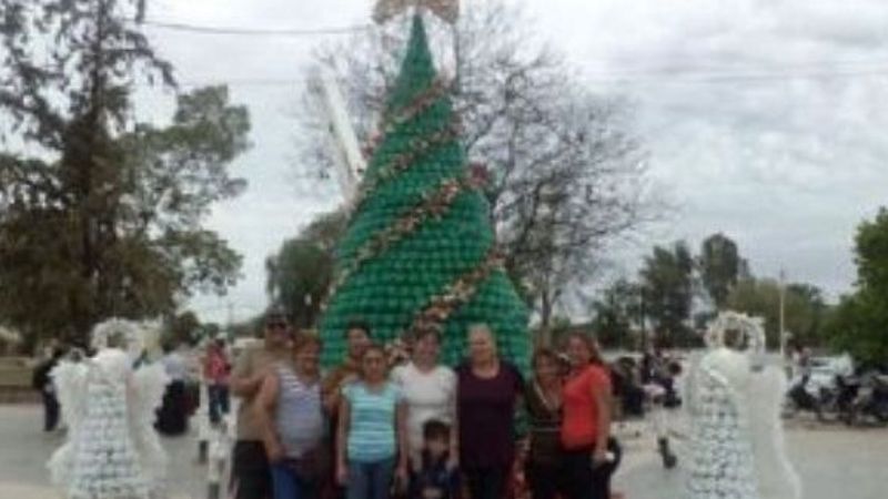 Árbol navideño con 7 mil botellas plásticas 