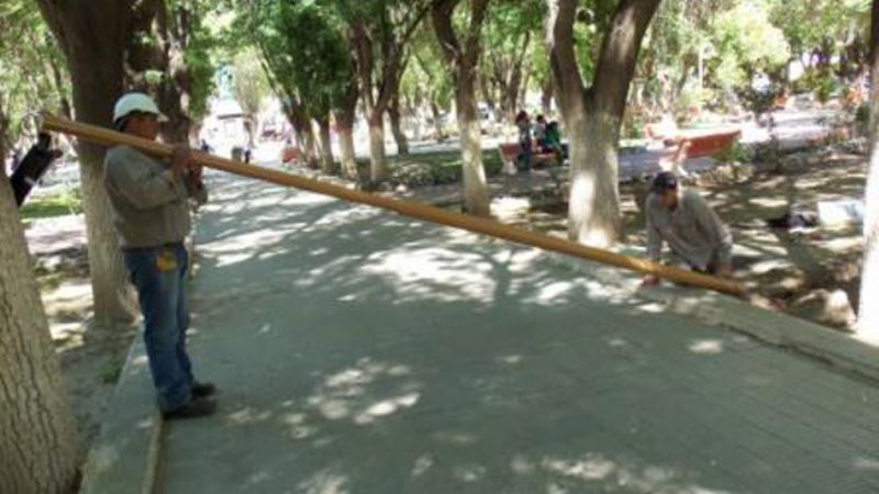 Realizan trabajos de mejora en la iluminación de Plaza Belgrano