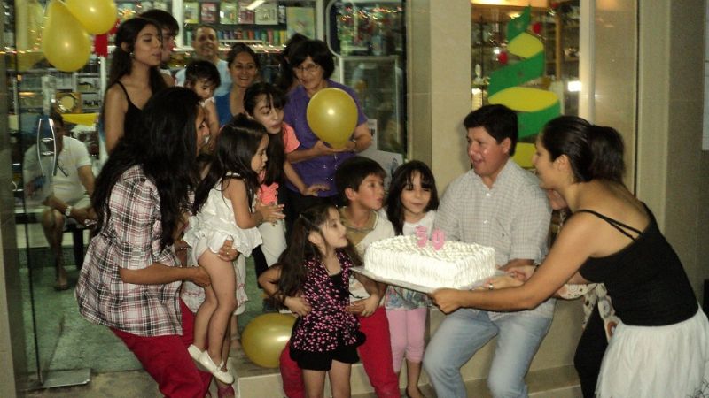 Caluroso homenaje a los 50 años de servicio de la farmacia San José