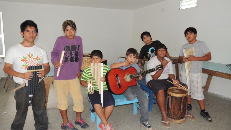 Adolescentes se capacitan para crear sus propios instrumentos y ritmos musicales