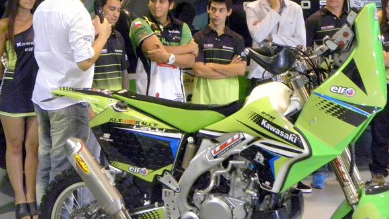 Demelchori con la nueva Kawasaki para el Dakar 2014