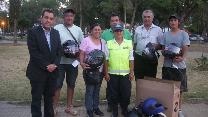 Recambio de cascos en la campaña “Respetarnos es saber llegar”