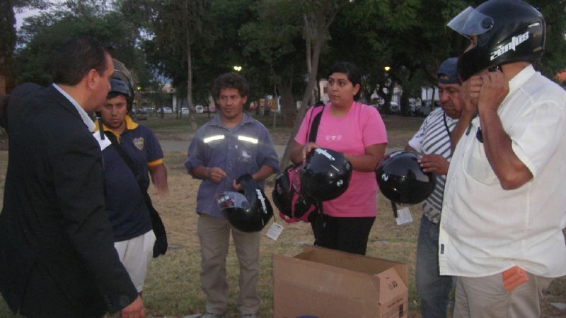 Recambio de cascos en la campaña “Respetarnos es saber llegar”