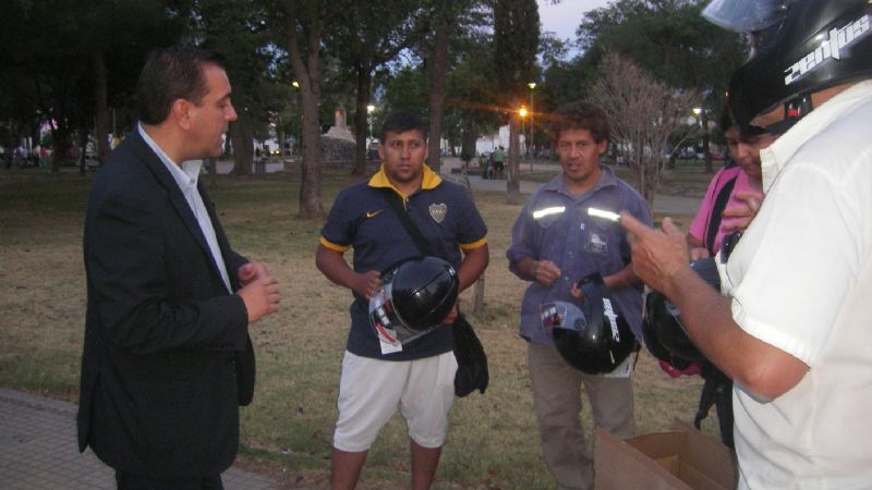 Recambio de cascos en la campaña “Respetarnos es saber llegar”