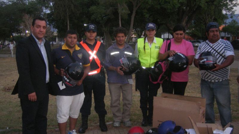 Recambio de cascos en la campaña “Respetarnos es saber llegar”
