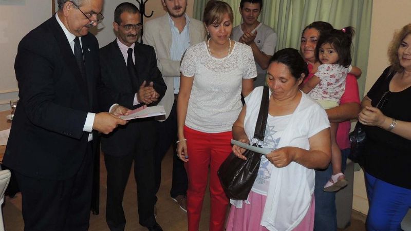 Barros entregó cheques a emprendedores