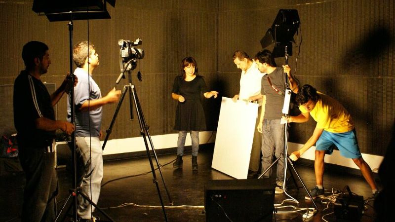 Más de 20 técnicos se capacitaron en iluminación para la nueva televisión