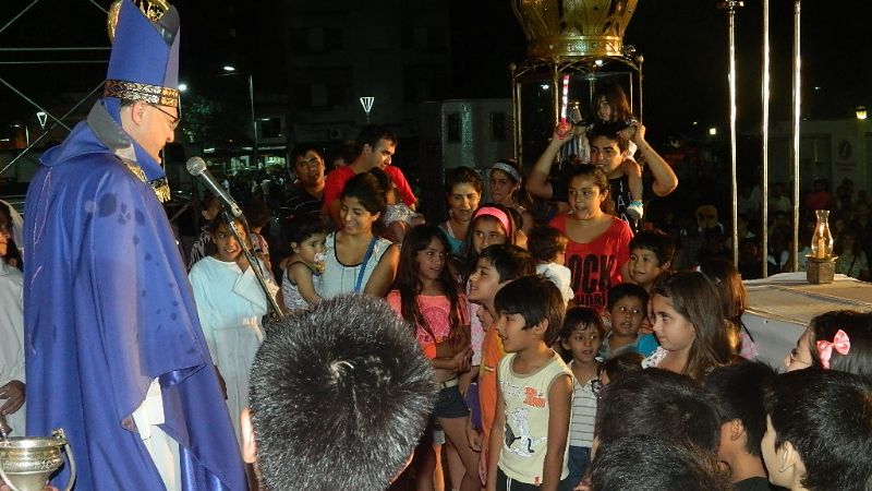 Homenaje de los niños a la Virgen del Valle