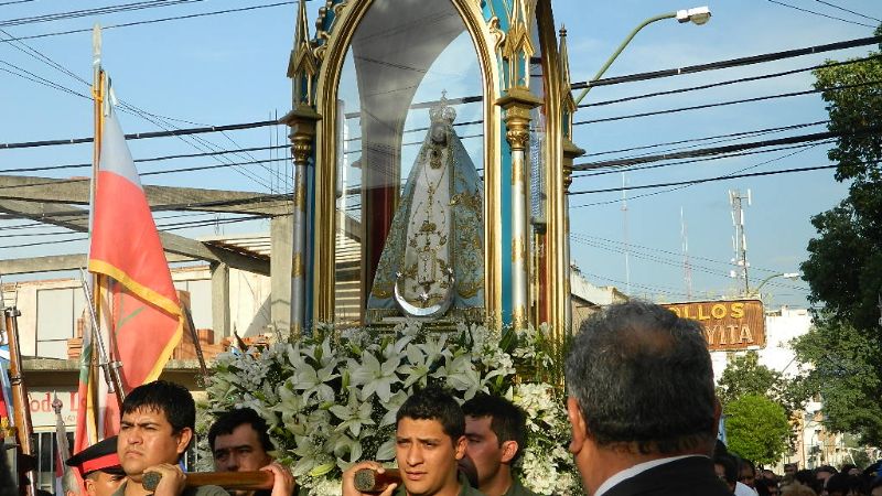El pueblo camina junto a María