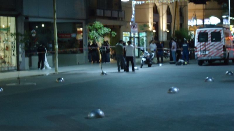 Un ladrón muerto y un policía herido en el asalto a joyería