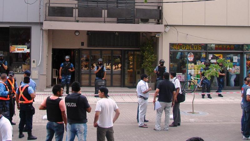 Policía involucrado en asalto a joyería seguirá detenido