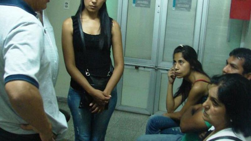 Un ladrón muerto y un policía herido en el asalto a joyería