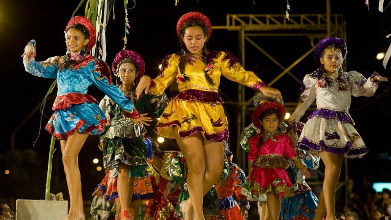 Multitudinaria y colorida fiesta de carnaval en el Parque de los Niños