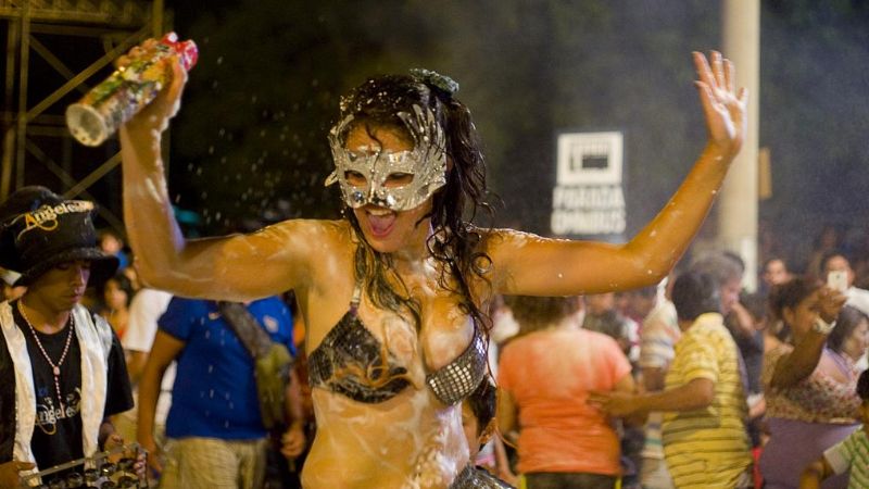 Multitudinaria y colorida fiesta de carnaval en el Parque de los Niños