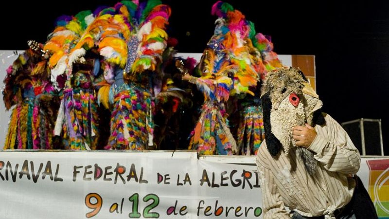 Multitudinaria y colorida fiesta de carnaval en el Parque de los Niños