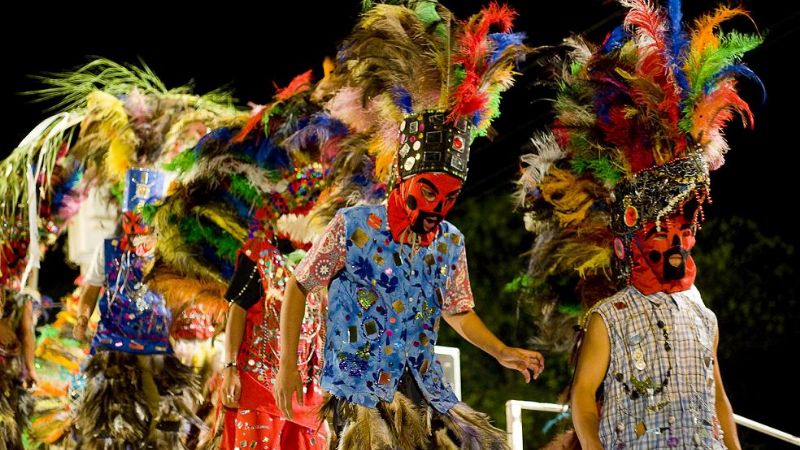 Multitudinaria y colorida fiesta de carnaval en el Parque de los Niños
