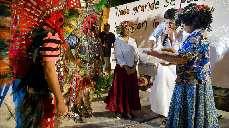 Multitudinaria y colorida fiesta de carnaval en el Parque de los Niños
