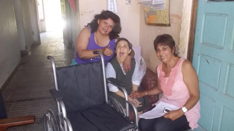 El municipio de San José entregó una silla de ruedas a una humilde mujer