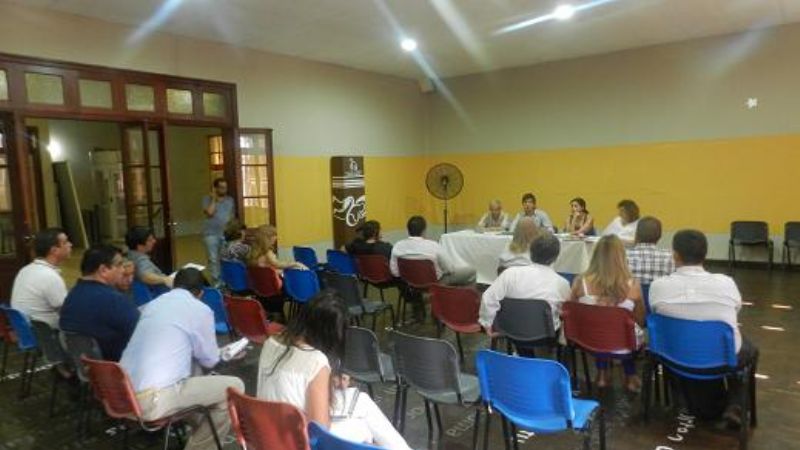 Reunión para evitar el caos vehicular a la entrada y salida de las escuelas