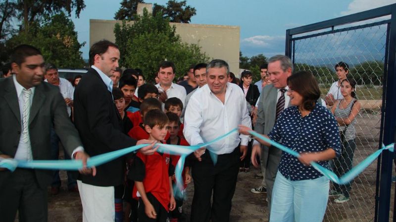 La Gobernadora inauguró otro playón deportivo y visitó el Hogar de Niñas 