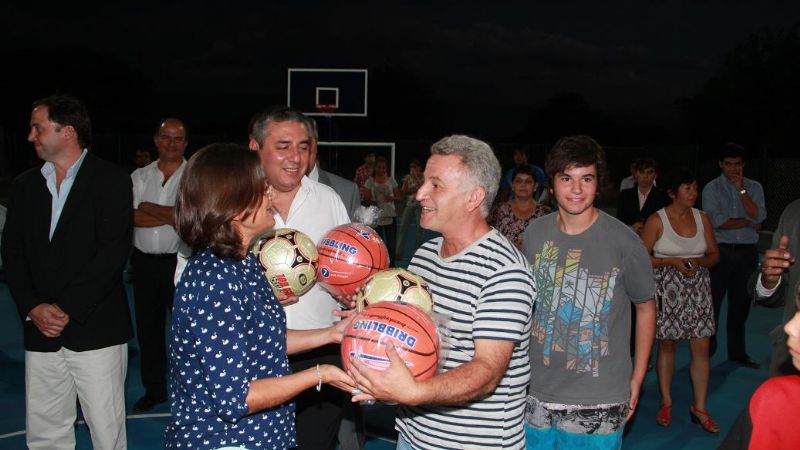 La Gobernadora inauguró otro playón deportivo y visitó el Hogar de Niñas 
