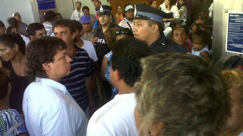 Empleados públicos exigen el reintegro total de sus haberes