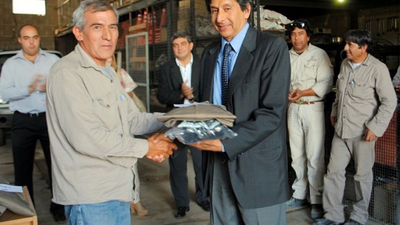 Entregan indumentaria al personal de Energía