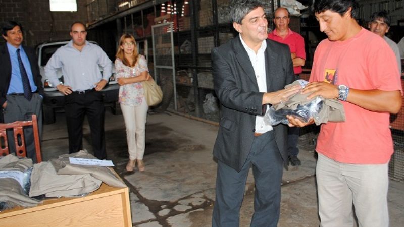 Entregan indumentaria al personal de Energía