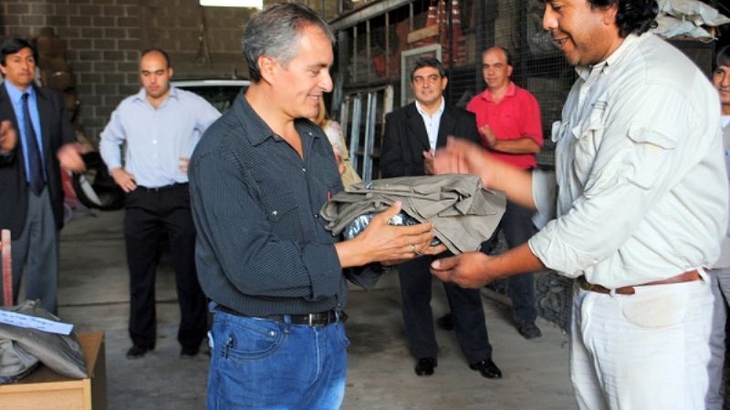 Entregan indumentaria al personal de Energía