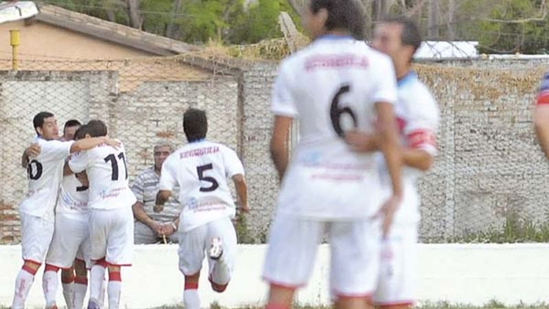 Unión Aconquija festeja en el ‘carnaval’ de la cima