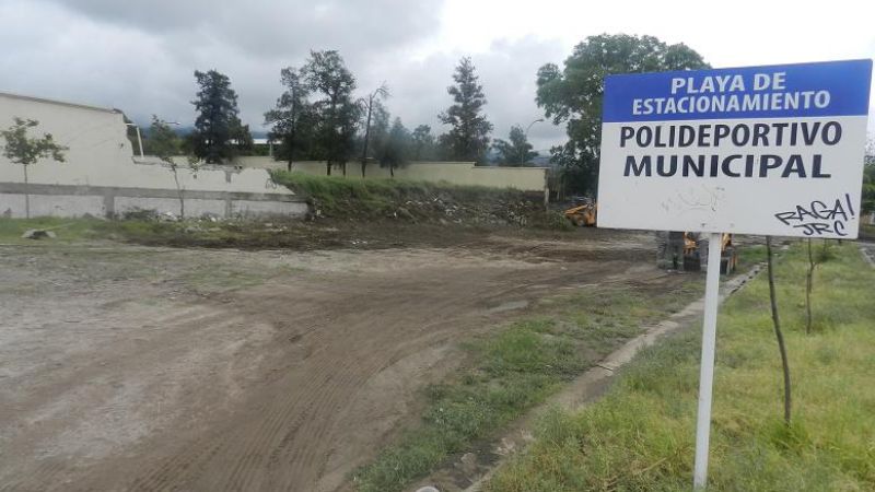 Ya se está reparando el muro en el Polideportivo Municipal