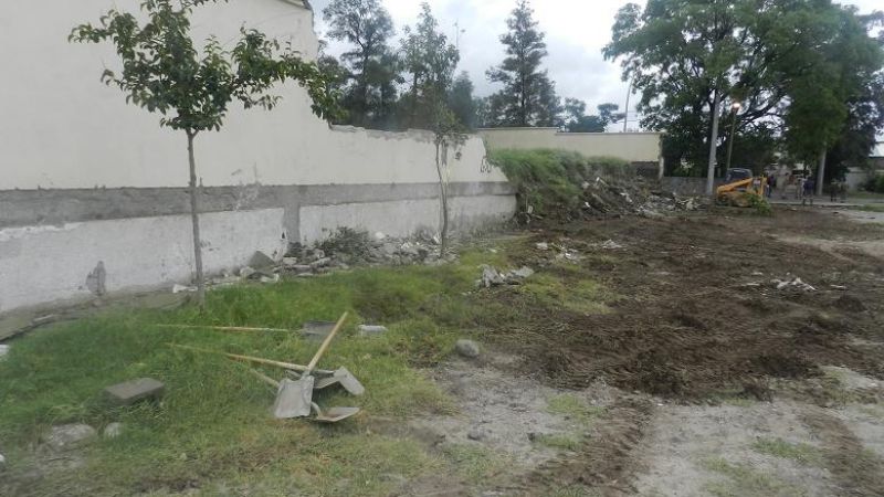 Ya se está reparando el muro en el Polideportivo Municipal