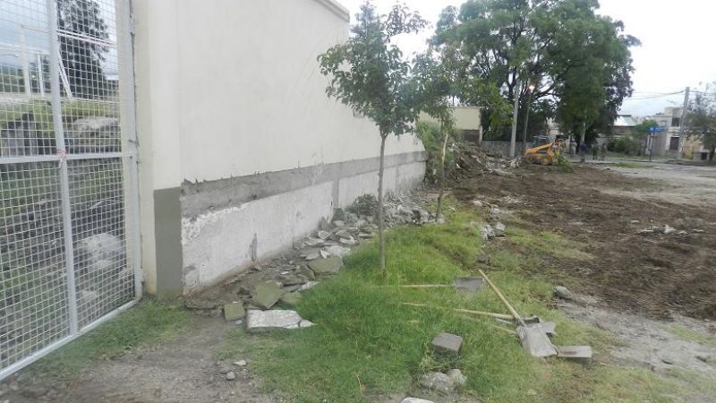 Ya se está reparando el muro en el Polideportivo Municipal