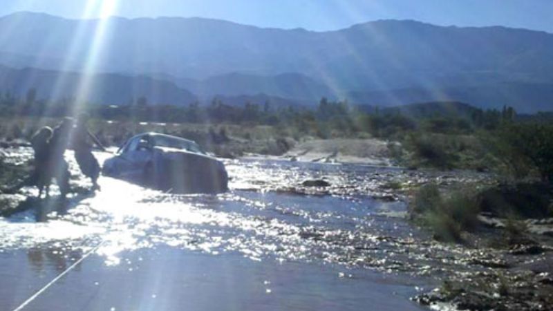 El río Santa María creció y varios vehículos fueron arrastrados