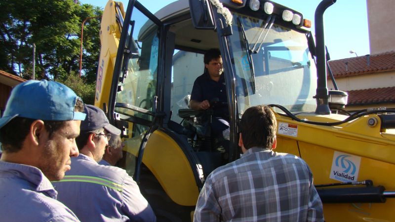 Capacitan a personal sobre uso de equipo vial