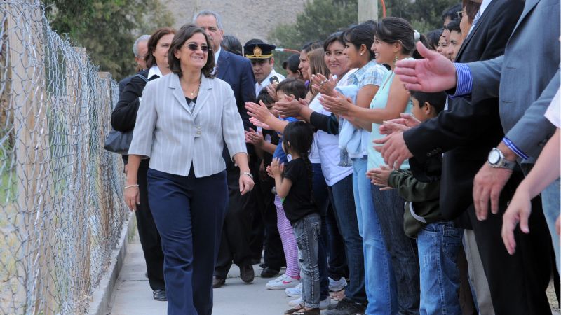 La gobernadora inauguró dos escuelas en el inicio del ciclo lectivo