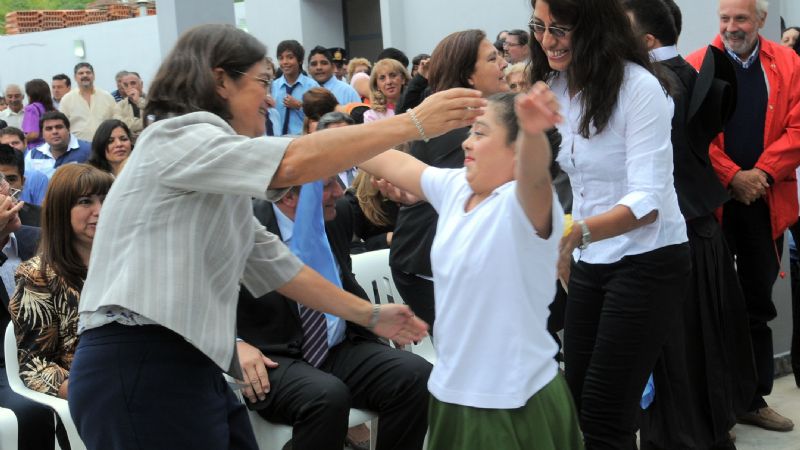 La gobernadora inauguró dos escuelas en el inicio del ciclo lectivo